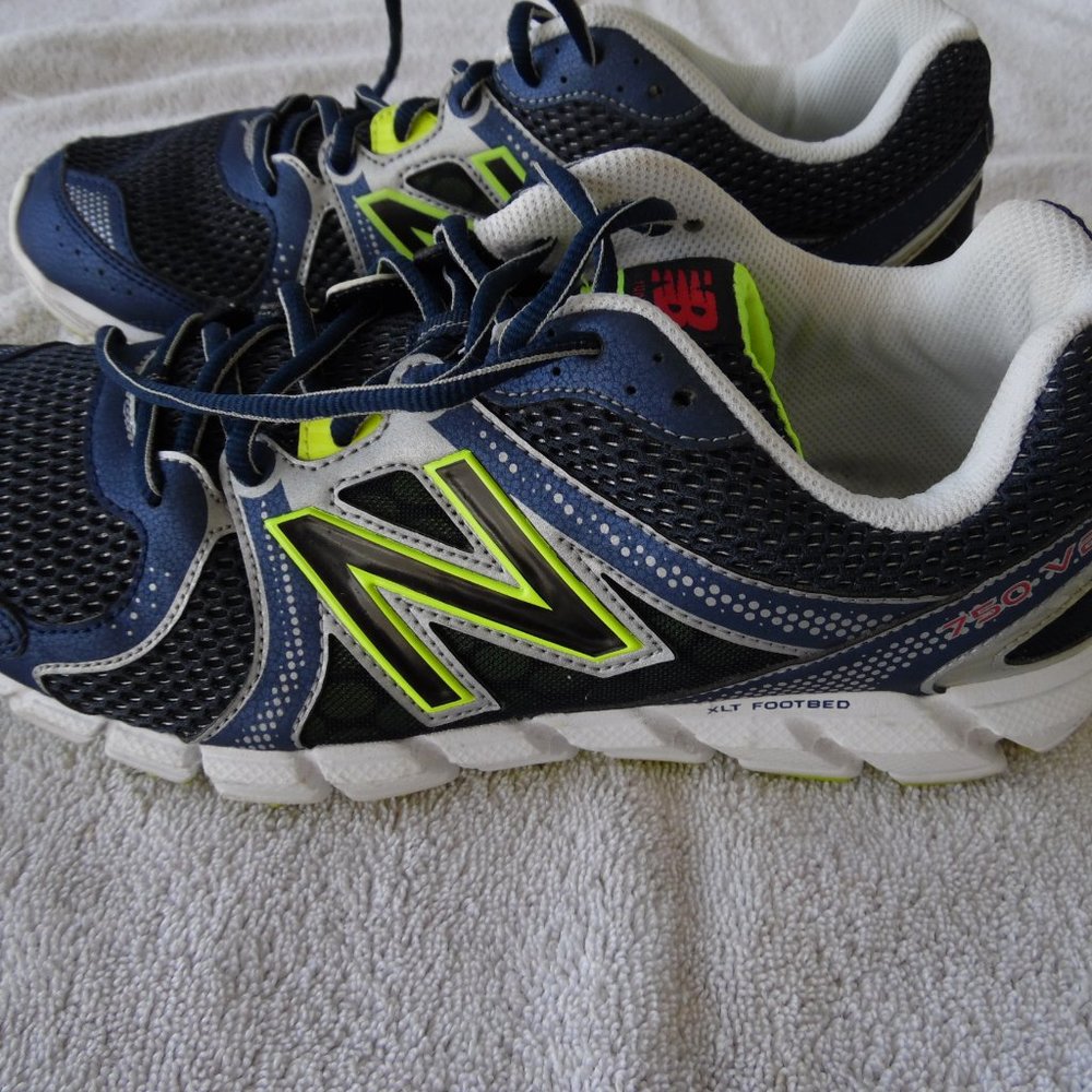 size 10.5 mens new balance running 750v2 shoes worn once :) no insoles
